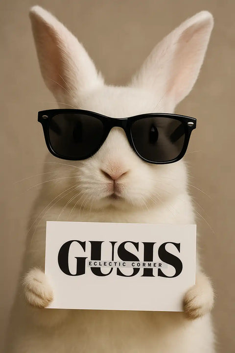 Conejo blanco con gafas de sol.