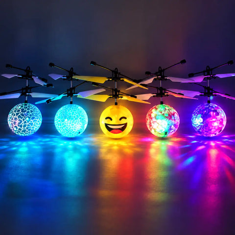 Cinco bolas voladoras led con luces led coloridas y patrones luminosos en esferas y hélices de hovering aircraft