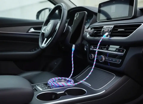 “Cable de carga magnético LED 3 en 1 conectado a un móvil en el interior de un coche”