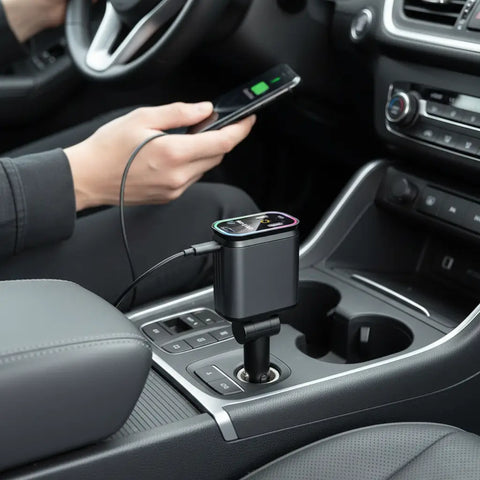 Volante de cuero negro con detalles plateados y logo central para carga usb rápida de electrónica en coche