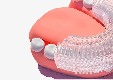 Cepillo eléctrico infantil transparente con cabeza curva y cerdas suaves diseñado para limpiar dientes en modelos dentales