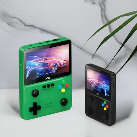 Imagen de dos consolas portátiles de videojuegos con juegos integrados