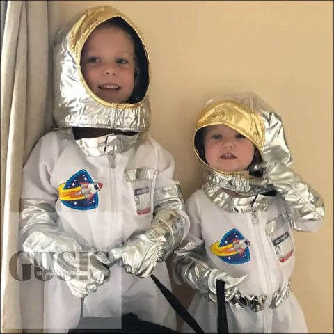 Dos niños en disfraces de astronauta junto a una lámpara LED de noche