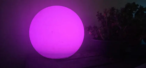 esfera iluminada color púrpura
