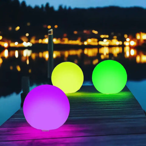 Esfera luminosa flotante mostrando esferas coloridas iluminadas y flotantes en exhibición