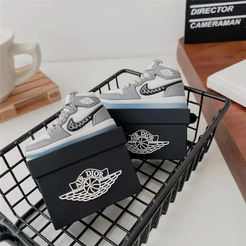 Imagen de dos cajas de zapatillas miniatura para tu Apple AirPods Pro, con marca AIR DIOR