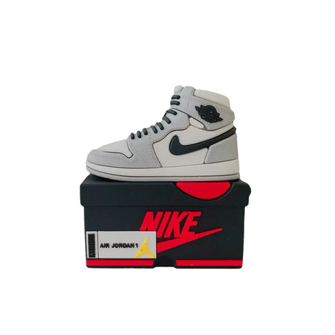 Imagen de un zapato alto gris y blanco sobre una caja de sneaker case para su Apple AirPods Pro