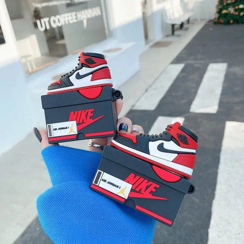 Imagen de dos fundas de auriculares AirPods Pro en forma de zapatilla, para tu sneaker case