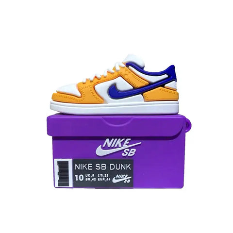Imagen de un mini Nike SB Dunk en color blanco, naranja y azul en una caja de sneaker case para tu Apple AirPods Pro