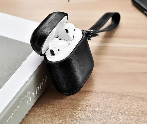 Funda de cuero ICARER para AirPods en negro con correa de muñeca