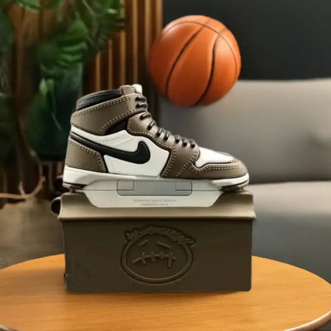 airpods pro en una funda de caja de zapatillas nike.