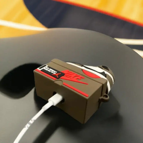 airpods pro en una funda de caja de zapatillas nike.