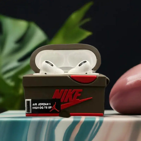 airpods pro en una funda de caja de zapatillas nike.