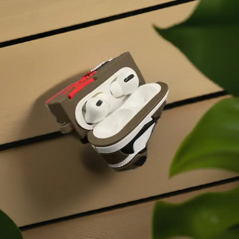 airpods pro en una funda de caja de zapatillas nike.