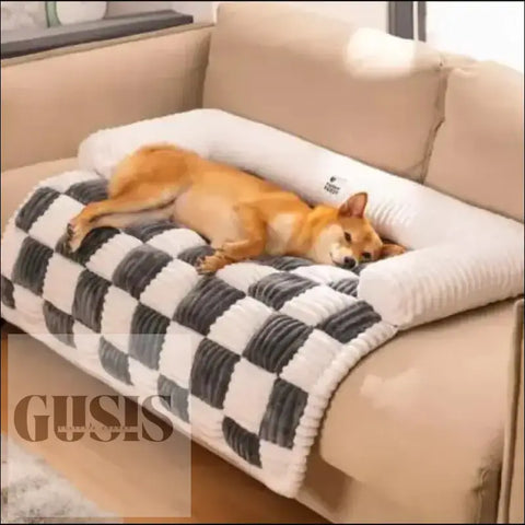 Shiba Inu dormido en una funda para sofá antimanchas para mascotas sobre manta a cuadros