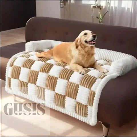 Perro Golden Retriever feliz descansando en funda para sofá antimanchas para mascotas