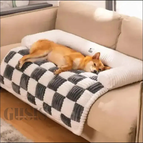 Shiba Inu dormido en una funda para sofá antimanchas para mascotas sobre manta a cuadros