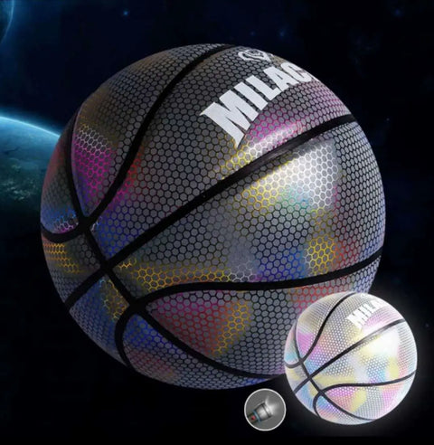 Balón de baloncesto holográfico glow con patrón hexagonal iridiscente y seams negros para iluminar el court