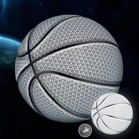Balón de baloncesto holographic glow plateado con patrón hexagonal y costuras negras sobre fondo cósmico para iluminacion electronica en la cancha
