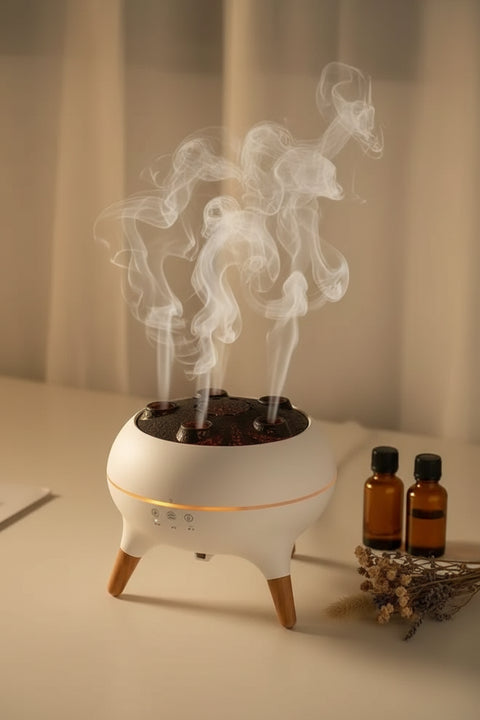 Humidificador ultrasónico blanco con patas de madera en una mesita auxiliar de salón nórdico, vapor suave saliendo