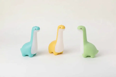 Luz nocturna dinosaurio con tres figurines suaves en pastel