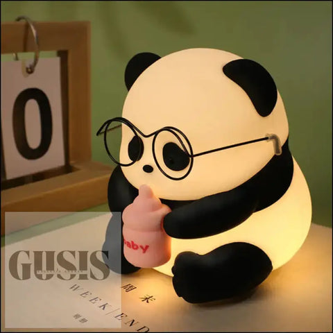 Lámpara de Noche Panda iluminada con gafas sosteniendo un biberón, ideal para dibujos animados