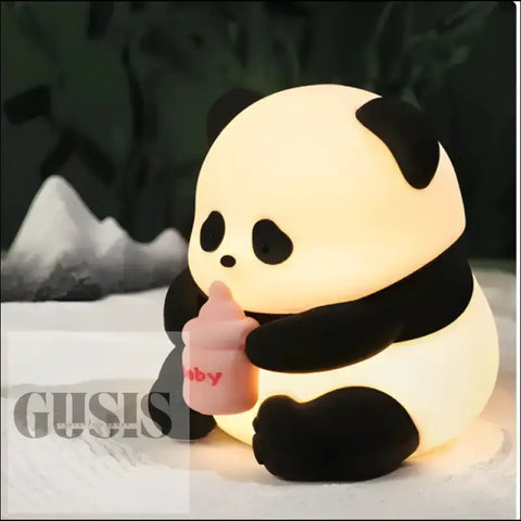 Lámpara de Noche Panda iluminada en forma de panda sosteniendo un biberón