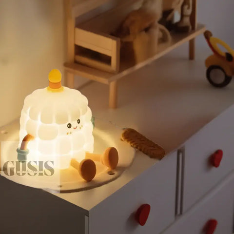 Lampara led sobre un plato encima de una mesa