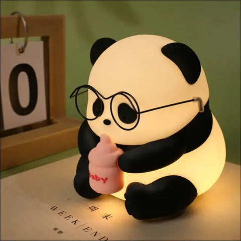 Lámpara de Noche Panda iluminada con gafas sosteniendo un biberón, ideal para dibujos animados