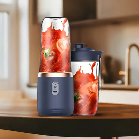 Licuadora portátil mostrando batido de tomate, ideal para recetas saludables