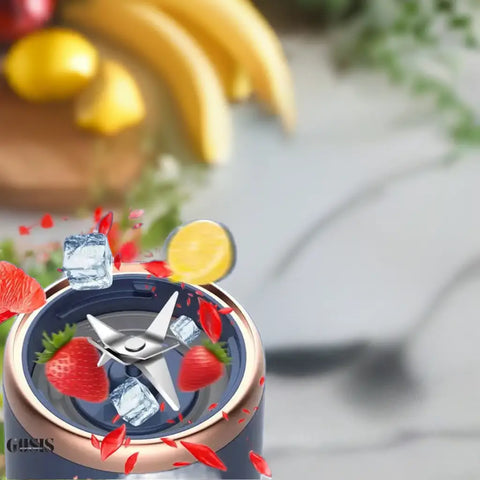 Licuadora portátil con frutas y hielo, ideal para preparar bebidas en cualquier lugar