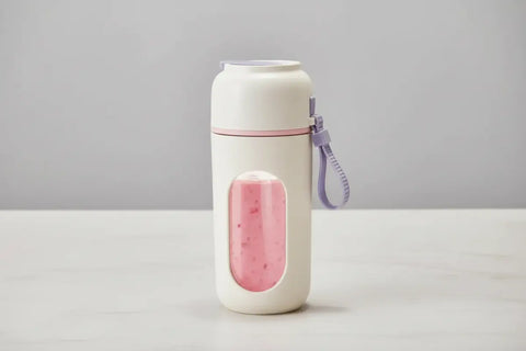 Licuadora portátil multifunción recargable con batido de bayas rosado