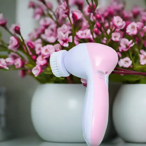 Cepillo de limpieza facial eléctrico en rosa y blanco para una limpieza facial eficaz