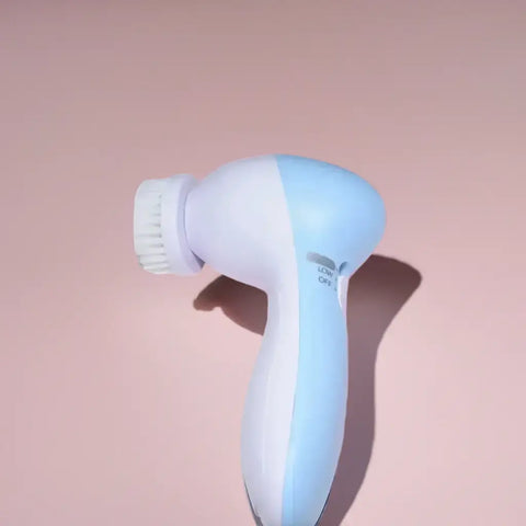 Limpiador facial eléctrico azul y blanco para una limpieza facial profunda con electrónica