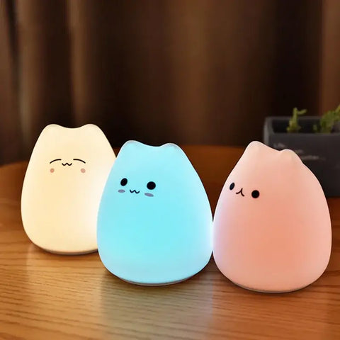 Tres lindas lámparas LED de gato con diferentes colores y expresiones faciales