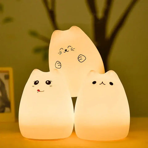 Tres lindas lámparas LED en forma de gato con expresiones faciales diversas