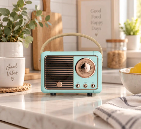 Mini altavoz bluetooth retro portátil color menta con asa beige y acentos en oro rosa para usb y tarjeta de memoria