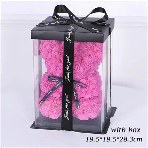 Oso de rosas en caja clara con cinta, ideal para San Valentín y decoraciones elegantes