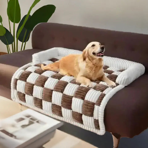 Funda para mascotas impermeable y anti pelos en cama de cuadros marrón y blanco