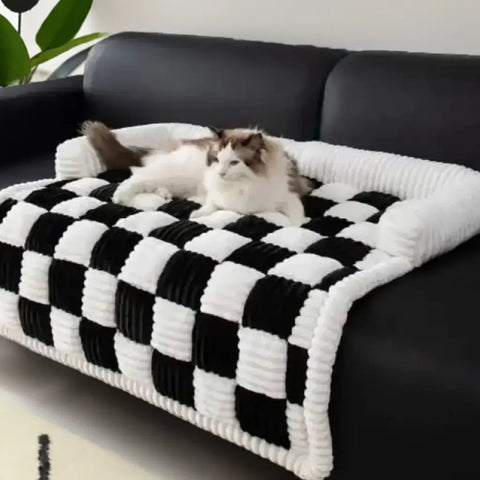 Funda para mascotas anti pelos en cama de cuadros blanca y negra con gato