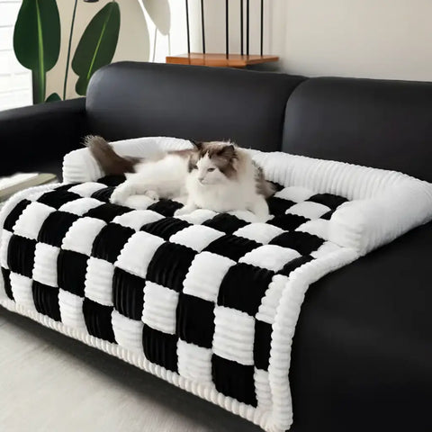 Funda antipeluches para mascotas en cama de cuadros blanco y negro para protección impermeable