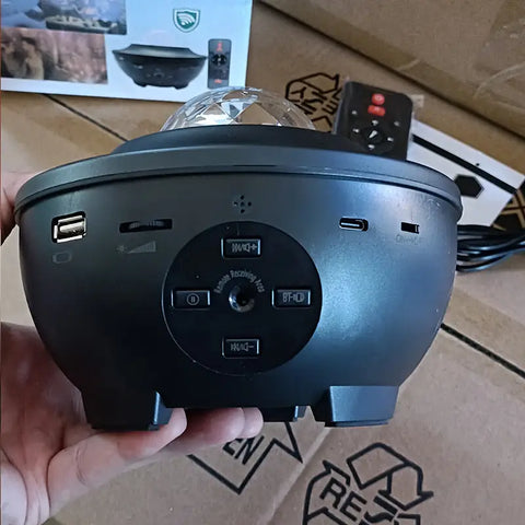 Proyector galaxy led negro con cúpula cristal clara, puertos usb, ranura sd y botones bluetooth para efecto nebulosa