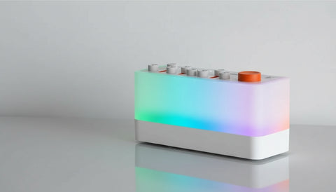 Cubo LED blanco y arcoíris con bloques de madera tipo Lego en RGB Sleep Speaker