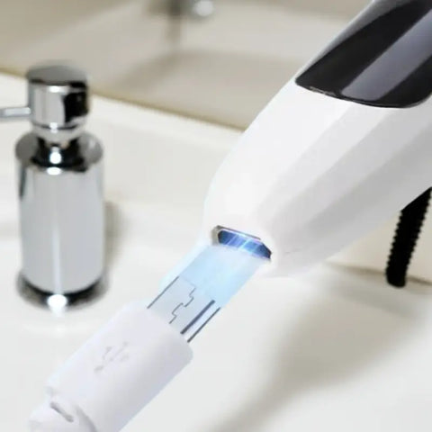 Foto de sanitizer UV portátil blanco con cable USB para electrónica y curvado natural
