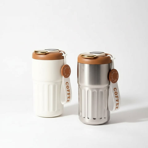 Imagen de dos tazas de viaje aisladas, una cerámica blanca y otra de acero inoxidable con pantalla de temperatura