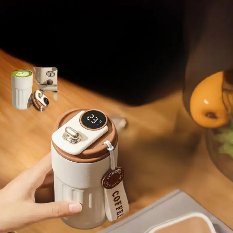 Taza inteligente de acero inoxidable con pantalla de temperatura y vaso blanco y marrón