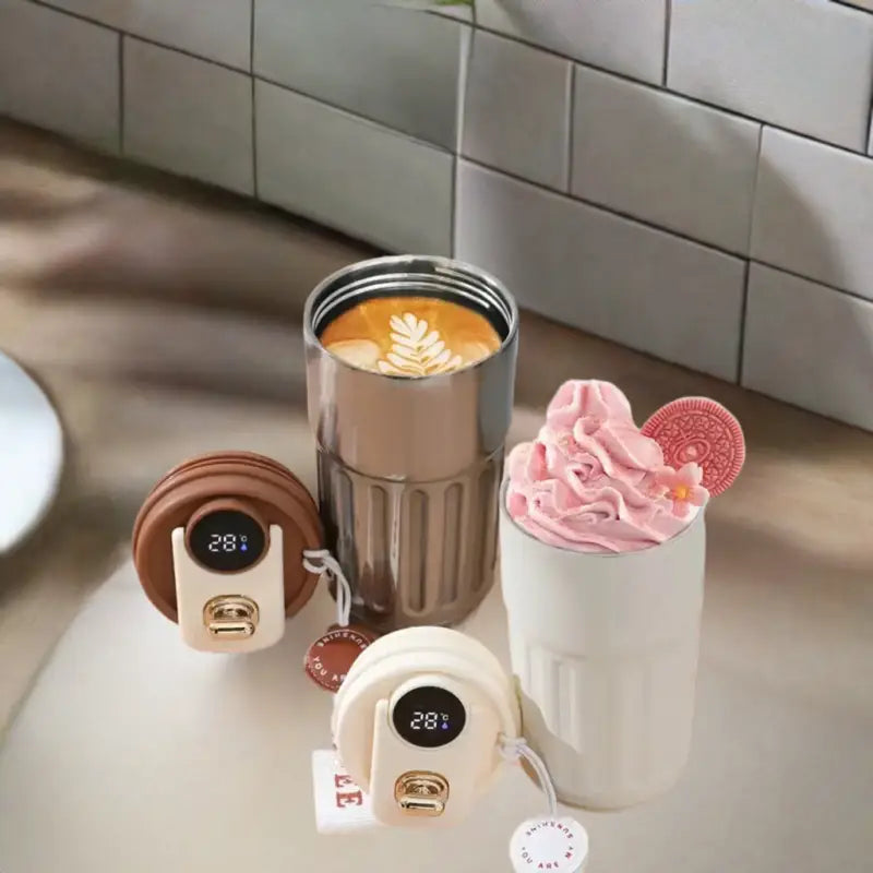 Imagen de taza inteligente de acero inoxidable con pantalla LED y temperatura, latte y milkshake